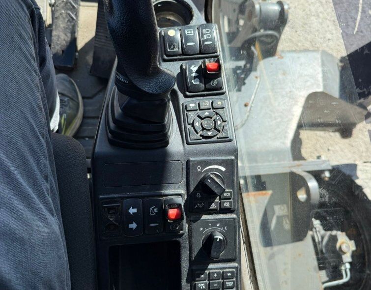 VOLVO  EW220E ***RAISING CAB***